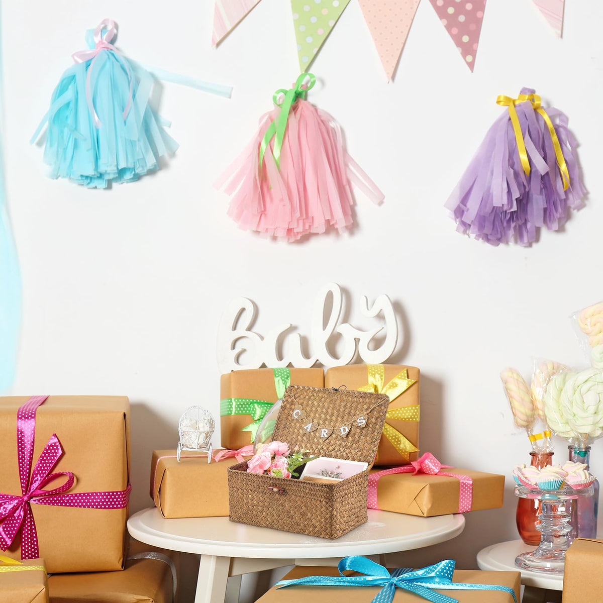 Geelin heart-flag decor enhances photo moments and keeps wishes organized.