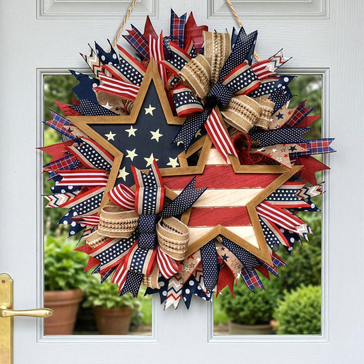 Generic gift-ready patriotic wreath suits housewarmings and parties.
