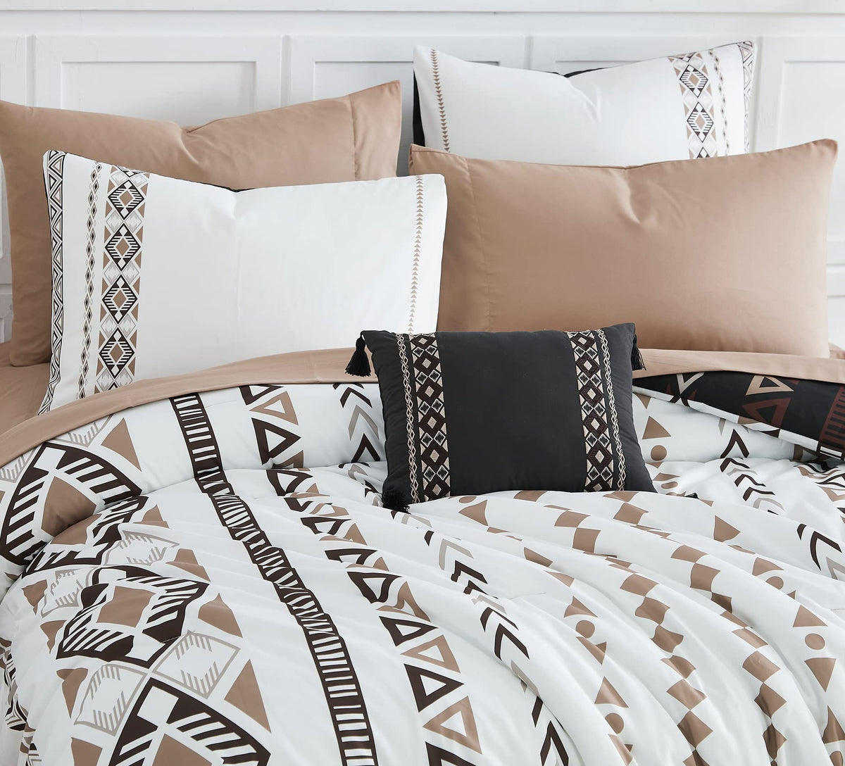 Geniospin bed setup with boho decor demonstrates warm bedroom styling