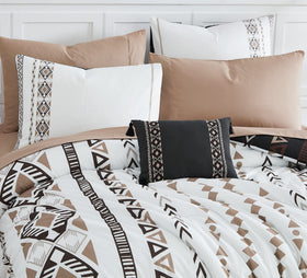 Geniospin bed setup with boho decor demonstrates warm bedroom styling