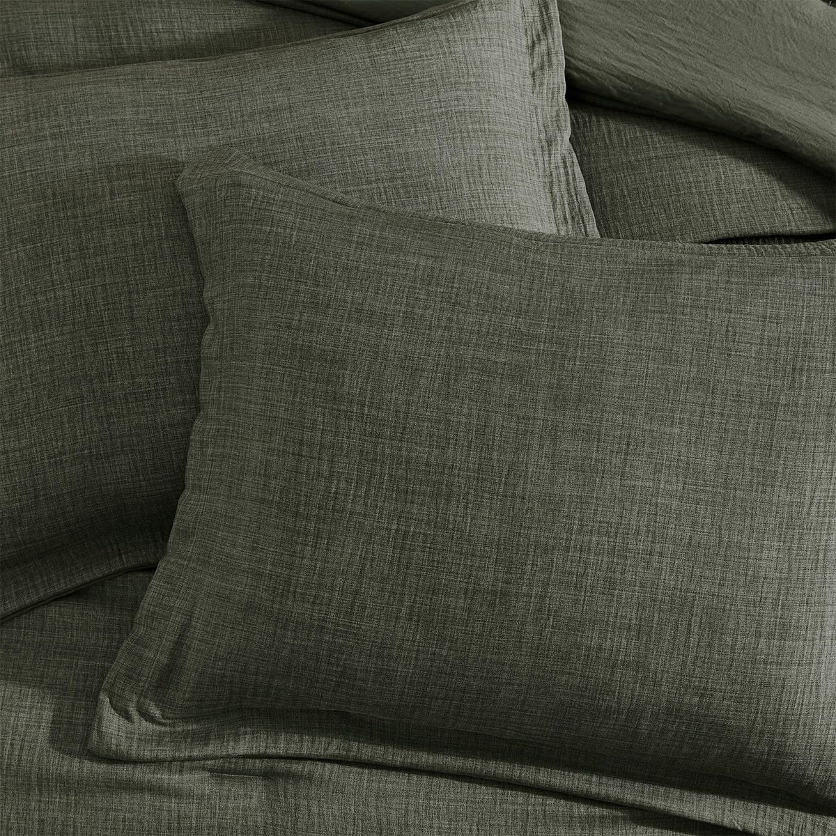 Geniospin bedroom scene with coordinated decor and inviting texture.