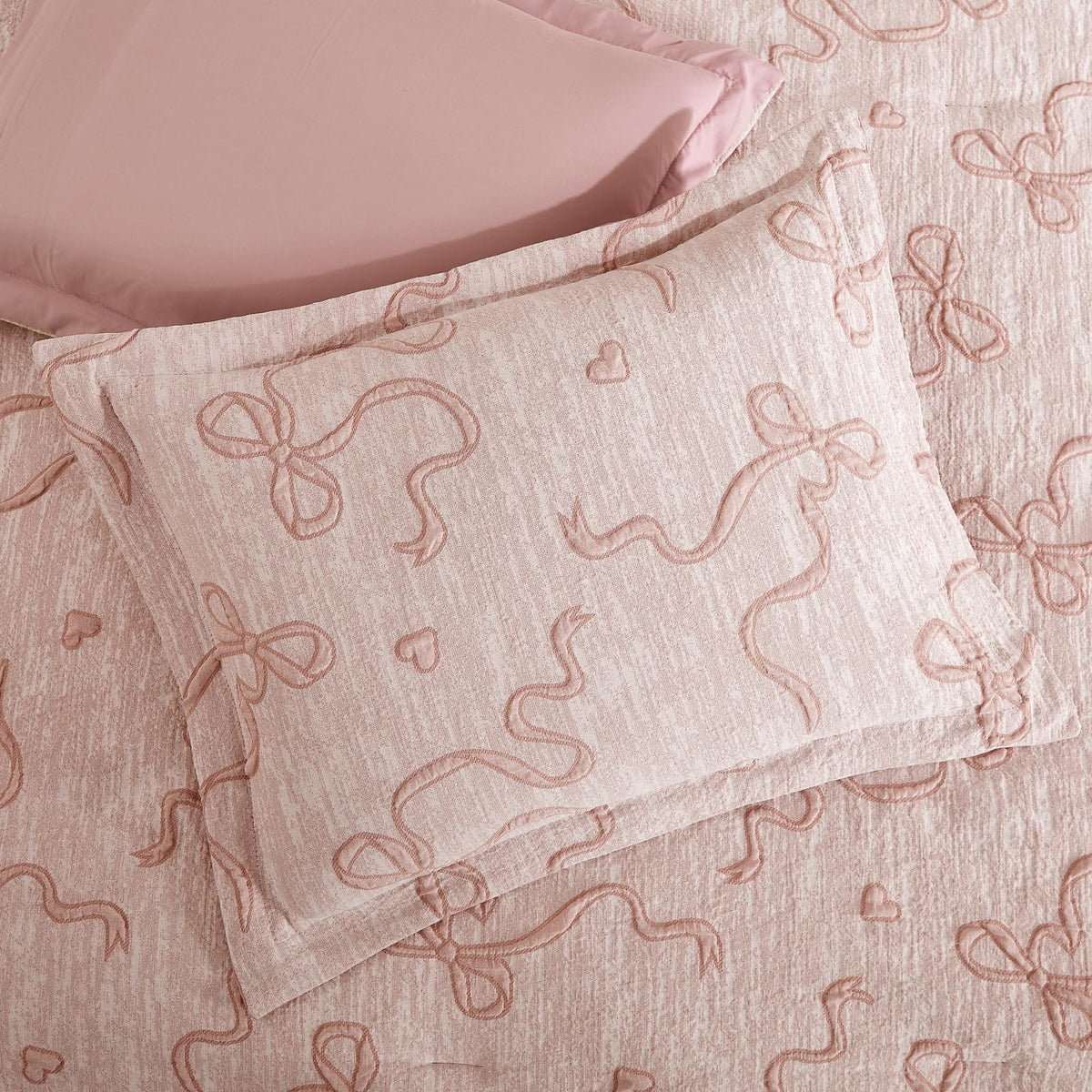 Geniospin bow-knot detail accents decorative charm on bedding