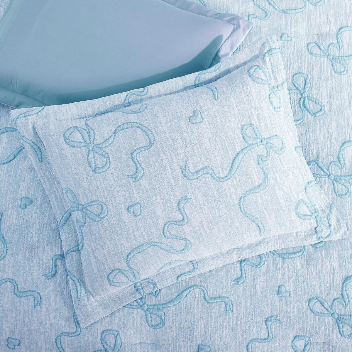 Geniospin light blue twin heart pattern adds cute charm.
