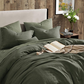 Geniospin pillowcases and shams in dark green with refined edges.