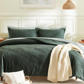 Geniospin queen comforter with dark-green botanical texture for year-round coziness.