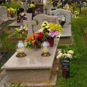 Geosar grave vase with weather resistance—durable display for memorial flowers outdoors