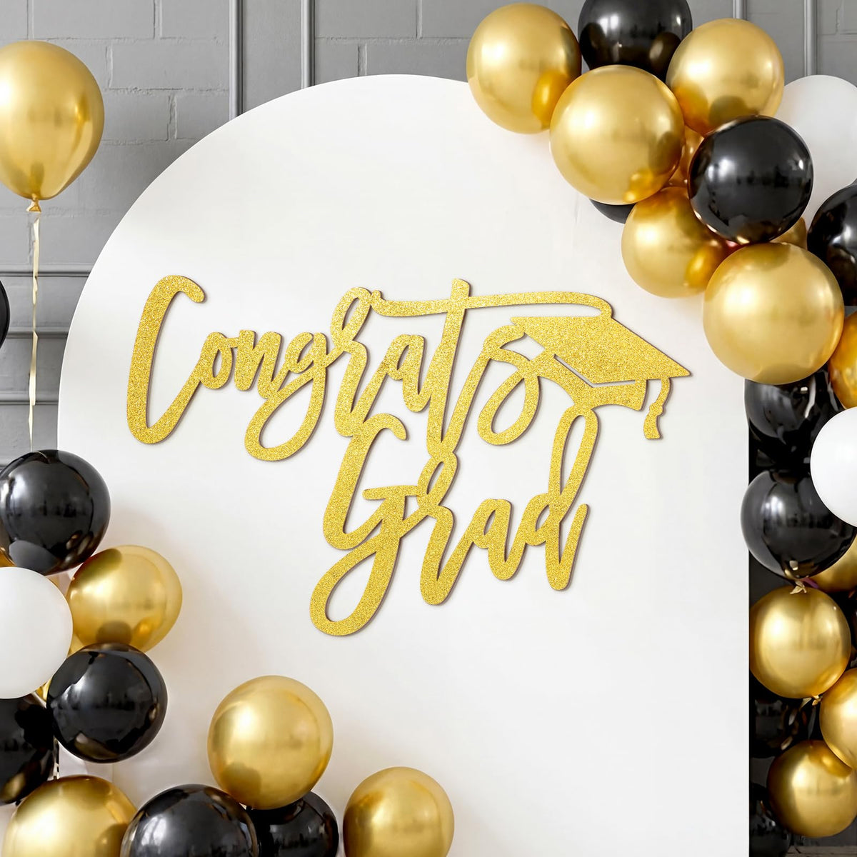 Gersoniel Congrats Grad wood sign backdrop for Class of 2026 celebrations, great for graduation photos.