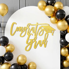 Gersoniel Congrats Grad wood sign backdrop for Class of 2026 celebrations, great for graduation photos.