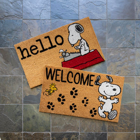Gertmenian Snoopy coir doormat in living area, quick dirt scraping and moisture absorption.