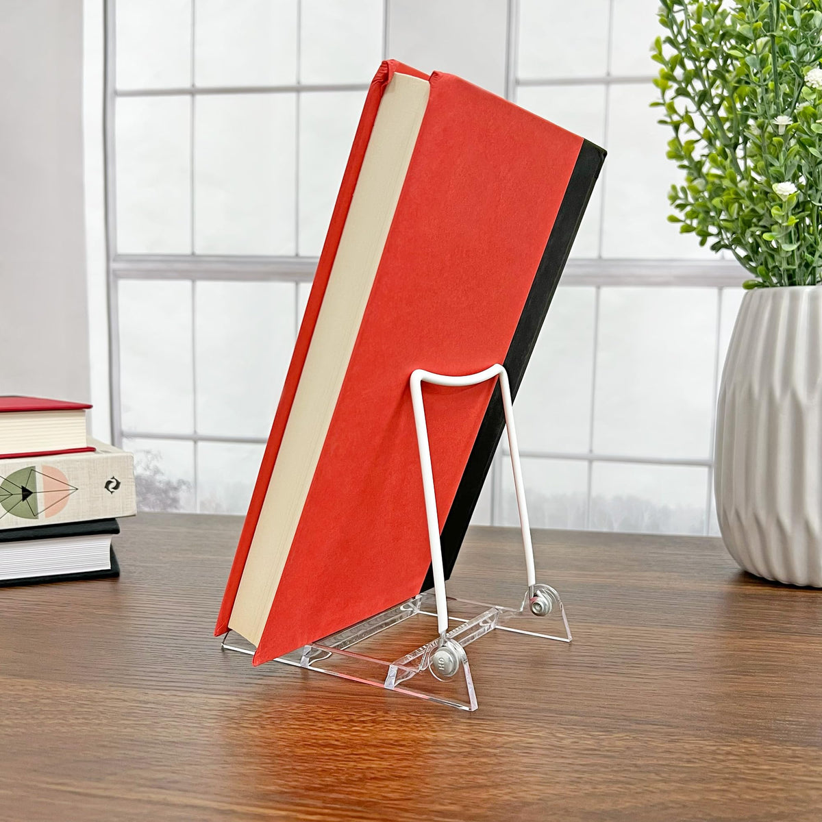GIBSON HOLDERS 3PL folding design easel saves space for easy event storage.