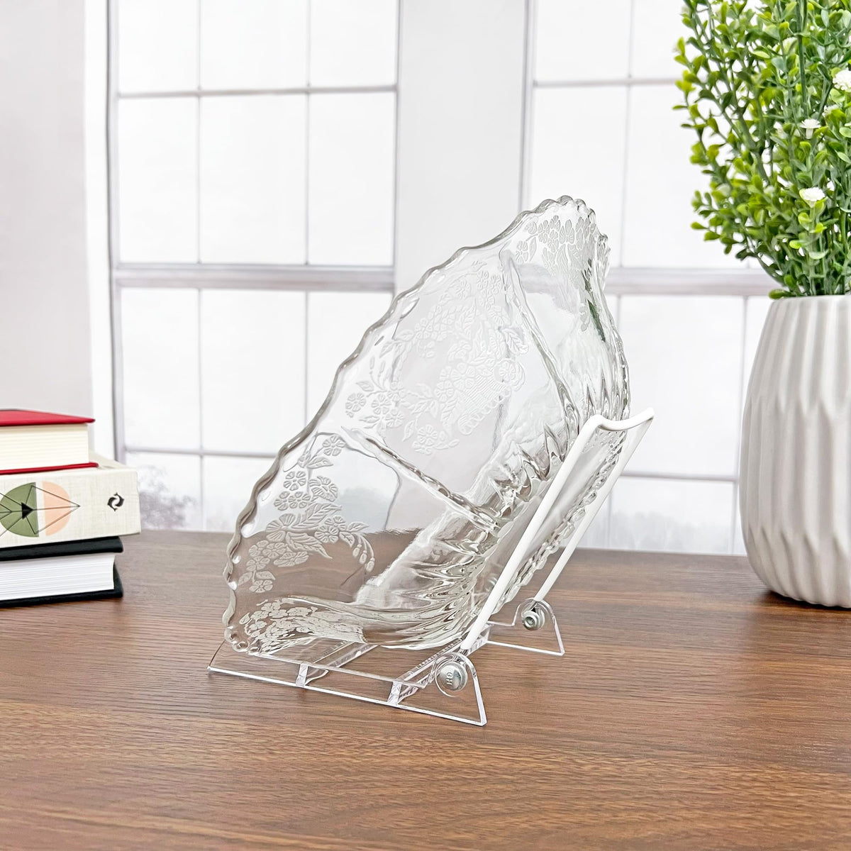 GIBSON HOLDERS 3PL pack of 6 easels ready for retail or home use.