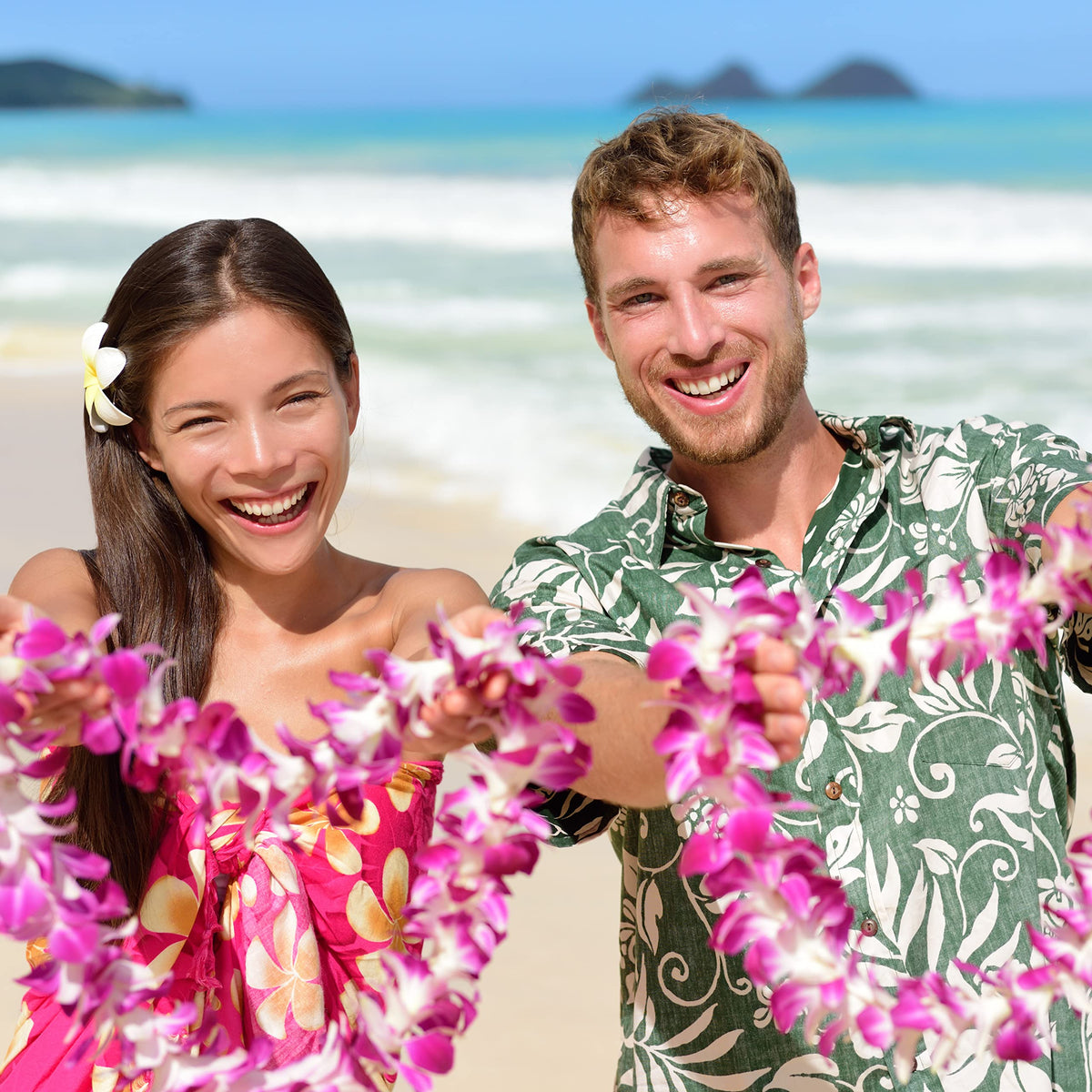 Giegxin beach wedding with glowing leis as decor