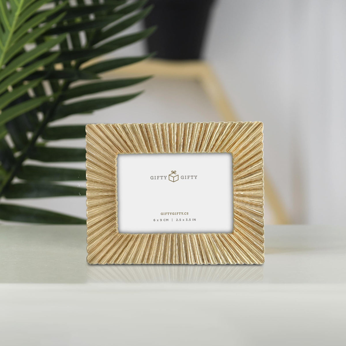 GIFTY GIFTY Clear Glass Cover protects memories with elegance