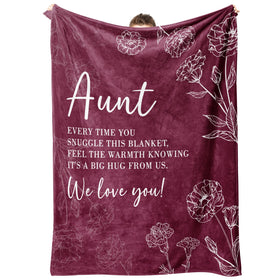 GiltGlimmer Aunt Blanket with heartfelt text offers cozy warmth on relaxed evenings.