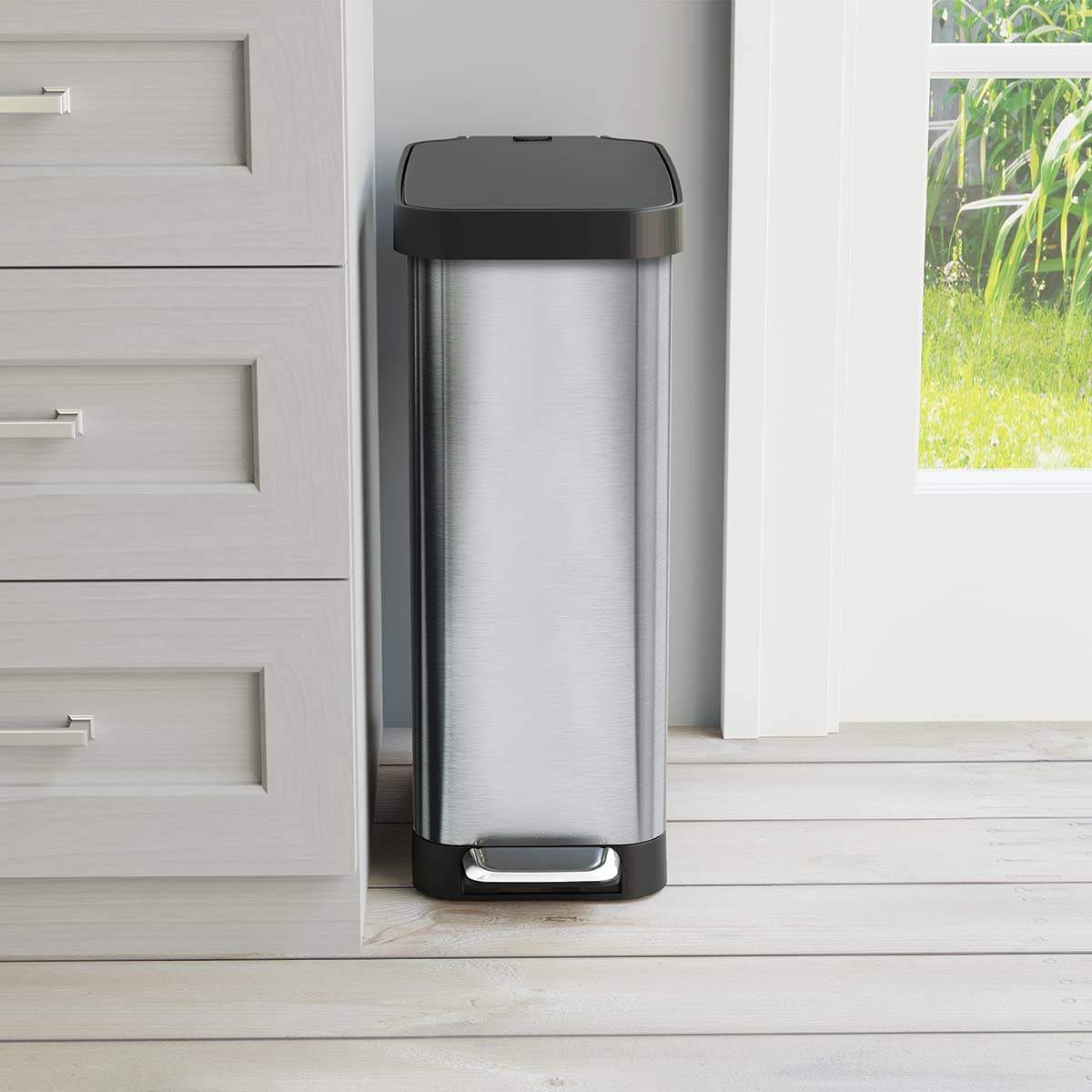Glad Slim Trash Can stay-open lid supports easy meal-prep and frequent access.