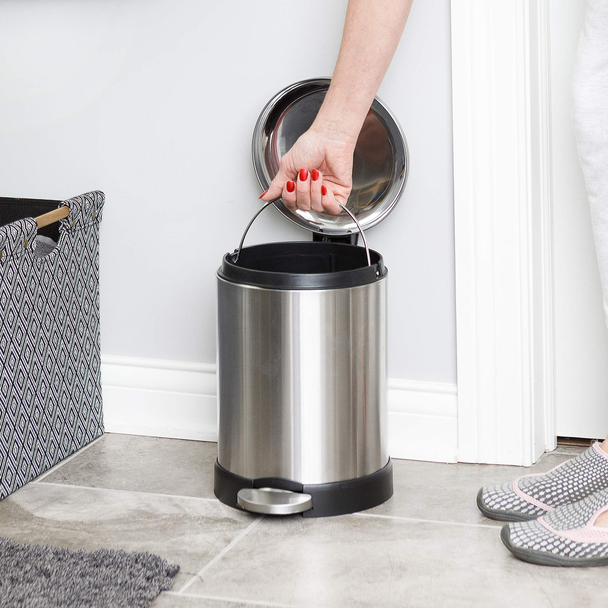 Glad small trash can removable inner bucket with metal handle for easy carry.