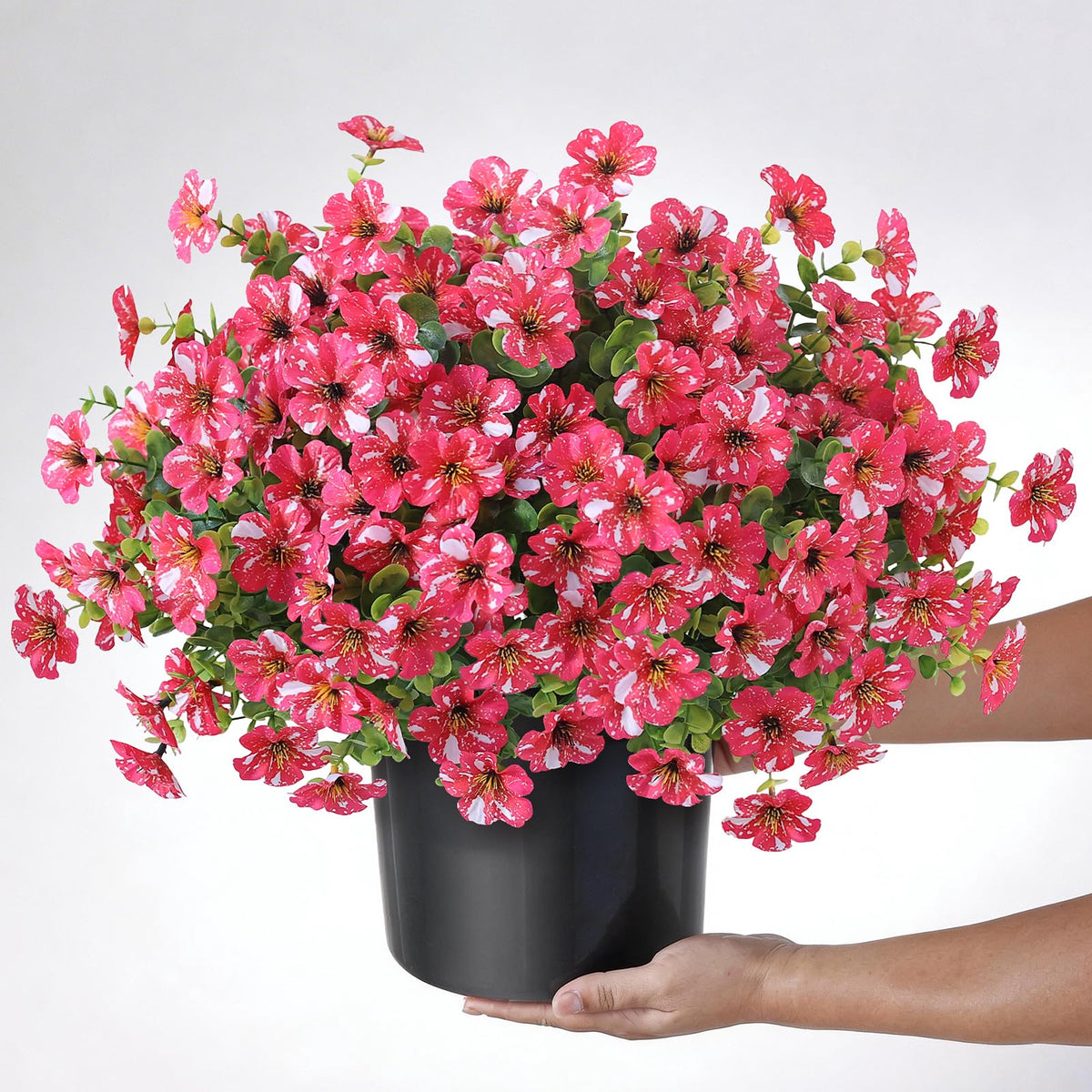 GLIDLION weather-resistant decor maintains color and form in all seasons.