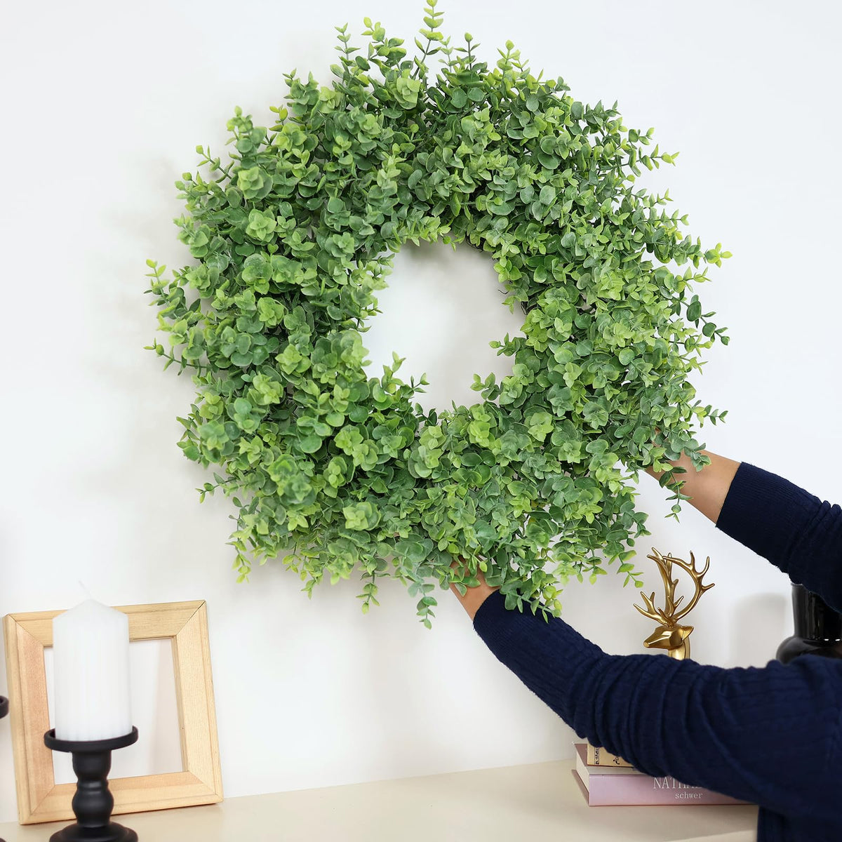 Windowsill display using GLIDLION wreath for seasonal charm.