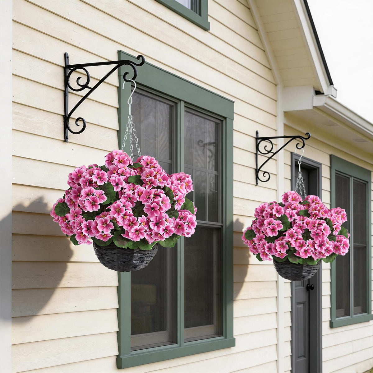 GLIDLION full-bodied geranium bloom adds lush volume.