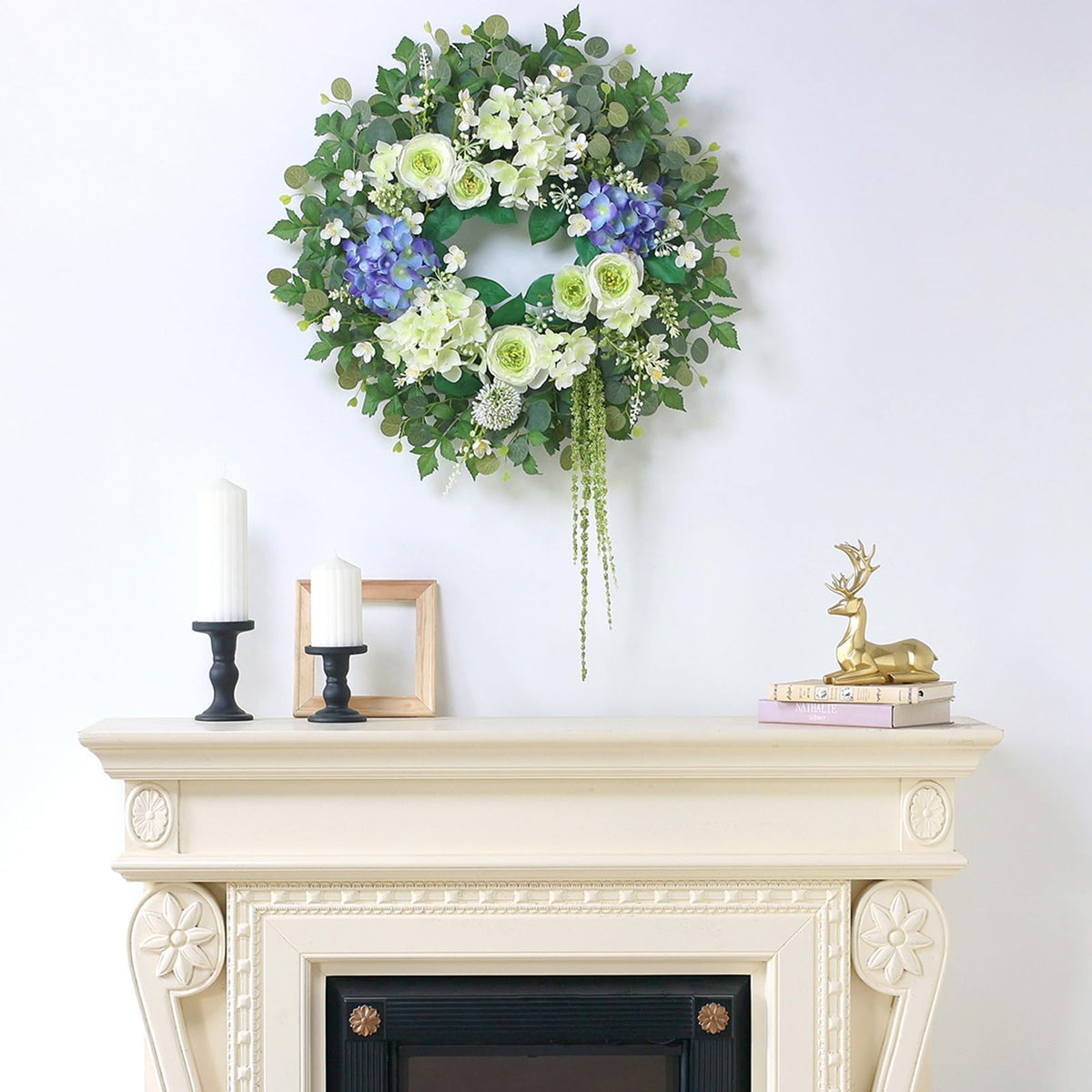 GLIDLION wreath highlights berry accents for seasonal décor versatility.