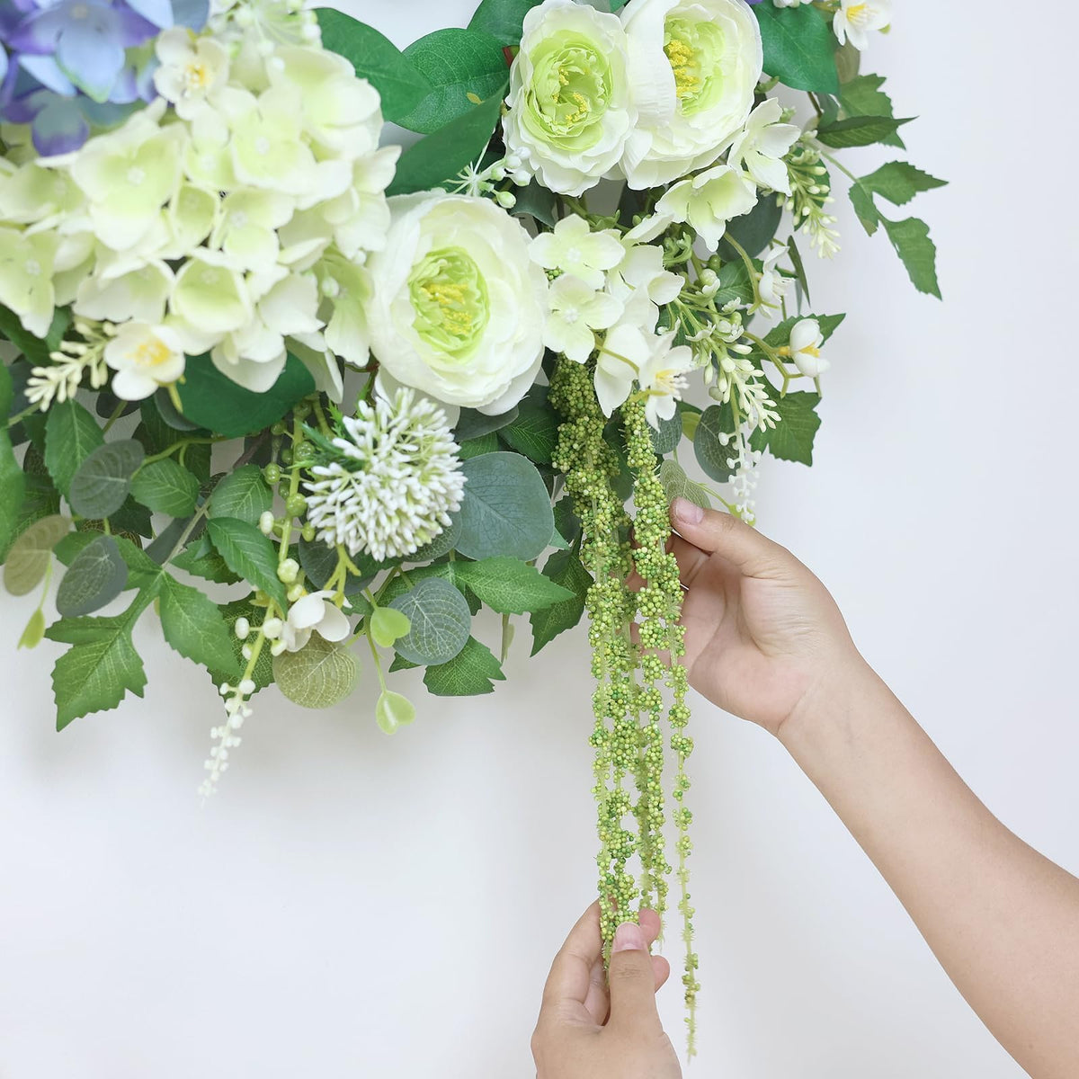 GLIDLION 24-26 inch wreath makes a bold statement at entryways.