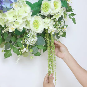 GLIDLION 24-26 inch wreath makes a bold statement at entryways.