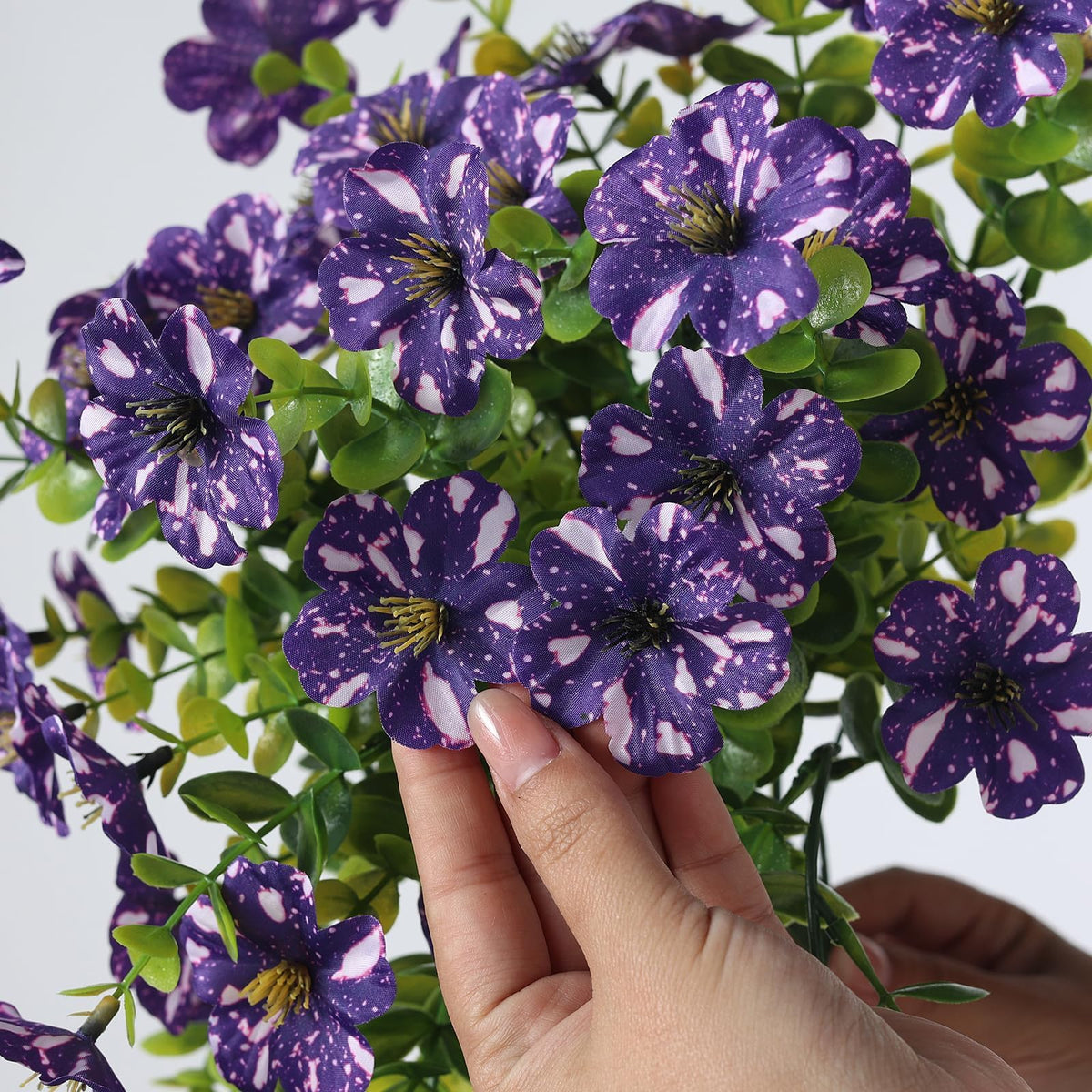 GLIDLION silk morning glory petals offer a soft, lifelike look.