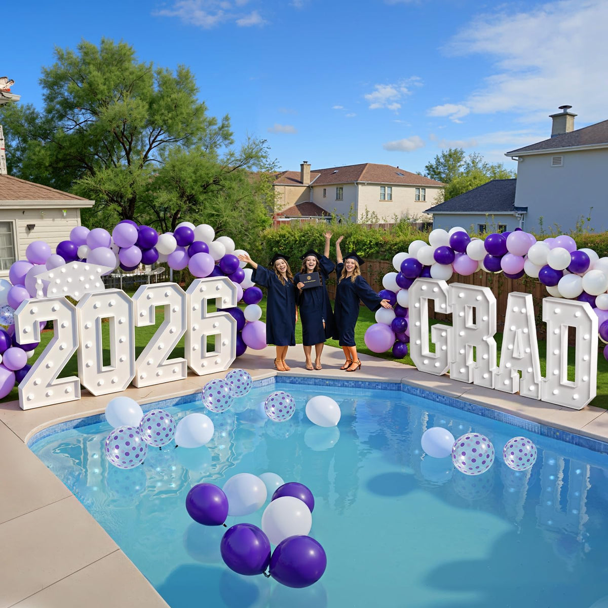 Glimmrly Graduation party decor supports memorable graduation photos.