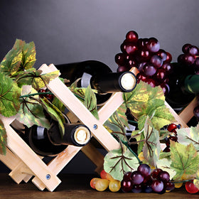 Glitinsel grape leaf garland ideal for Italian-theme decorations and festive tables.