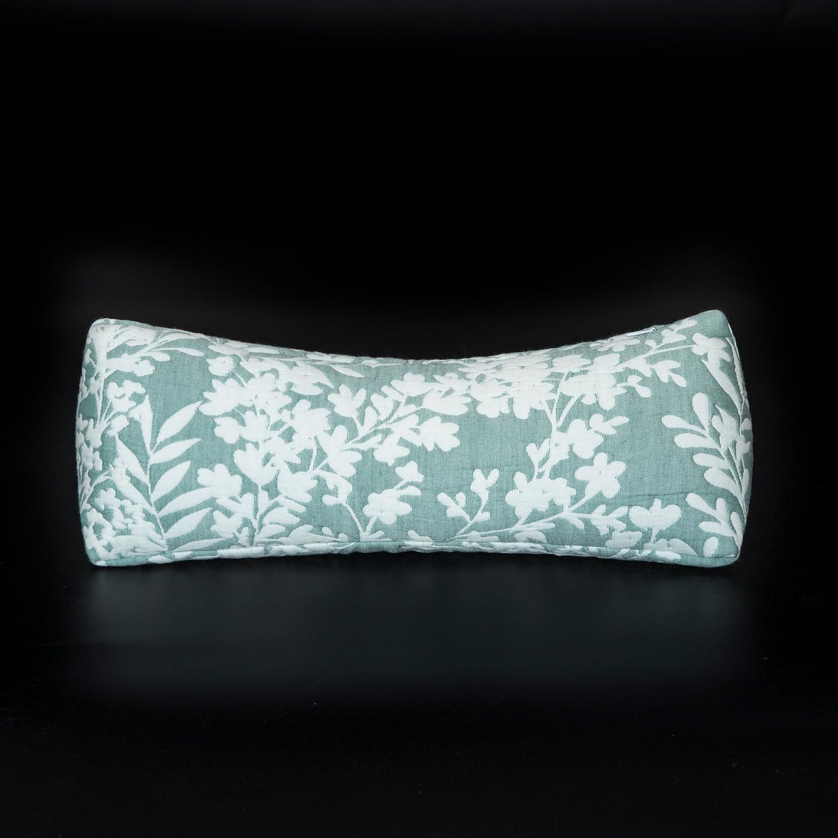 GLORY SEASON buckwheat neck pillow side view shows ergonomic support for the neck.