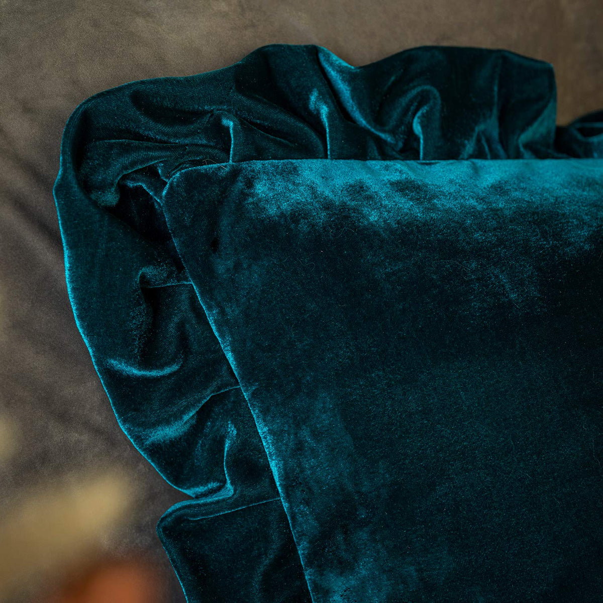 GLORY SEASON easy-care velvet pillow cover resists shrinking and fading.