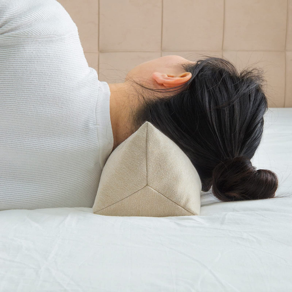 Side view of the GLORY SEASON neck pillow highlighting ergonomic shape for alignment.