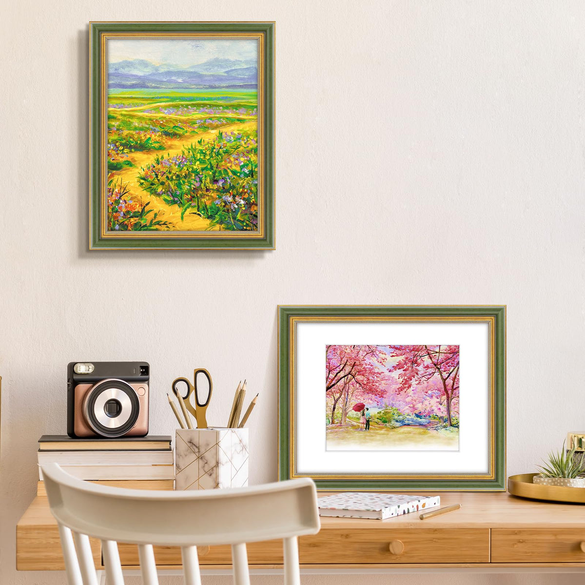 Golden State Art ornate frame with real glass front protects memories.