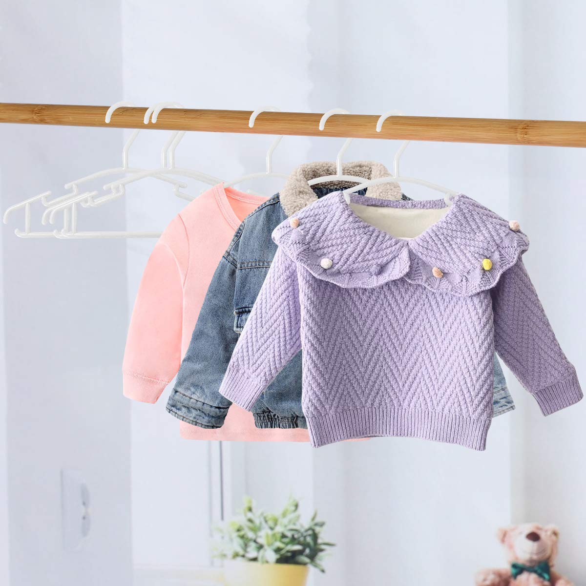 GoodtoU durable PP plastic hangers offering sturdy support for baby clothes.