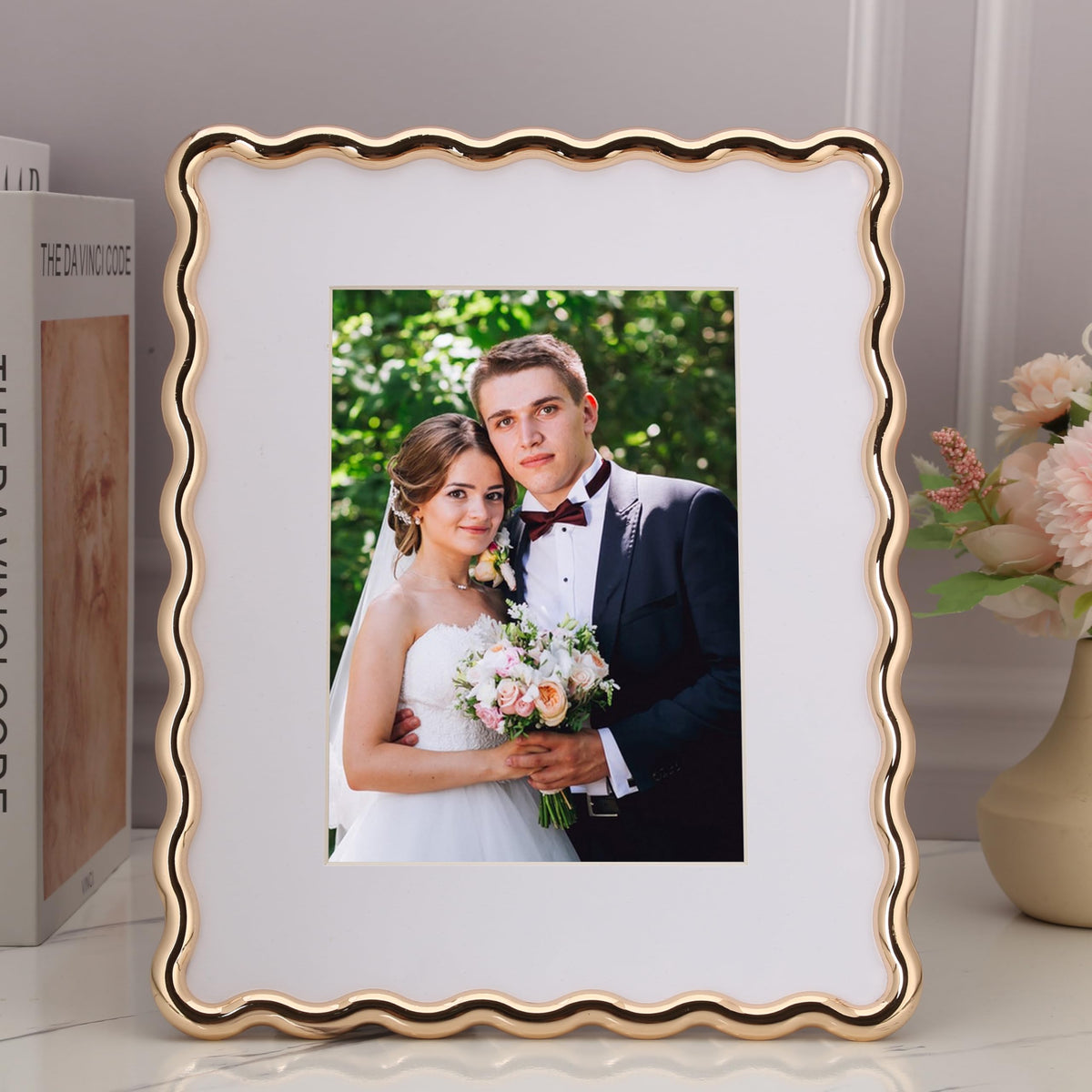 GorYeeFine tempered glass front protecting photos in a stylish frame