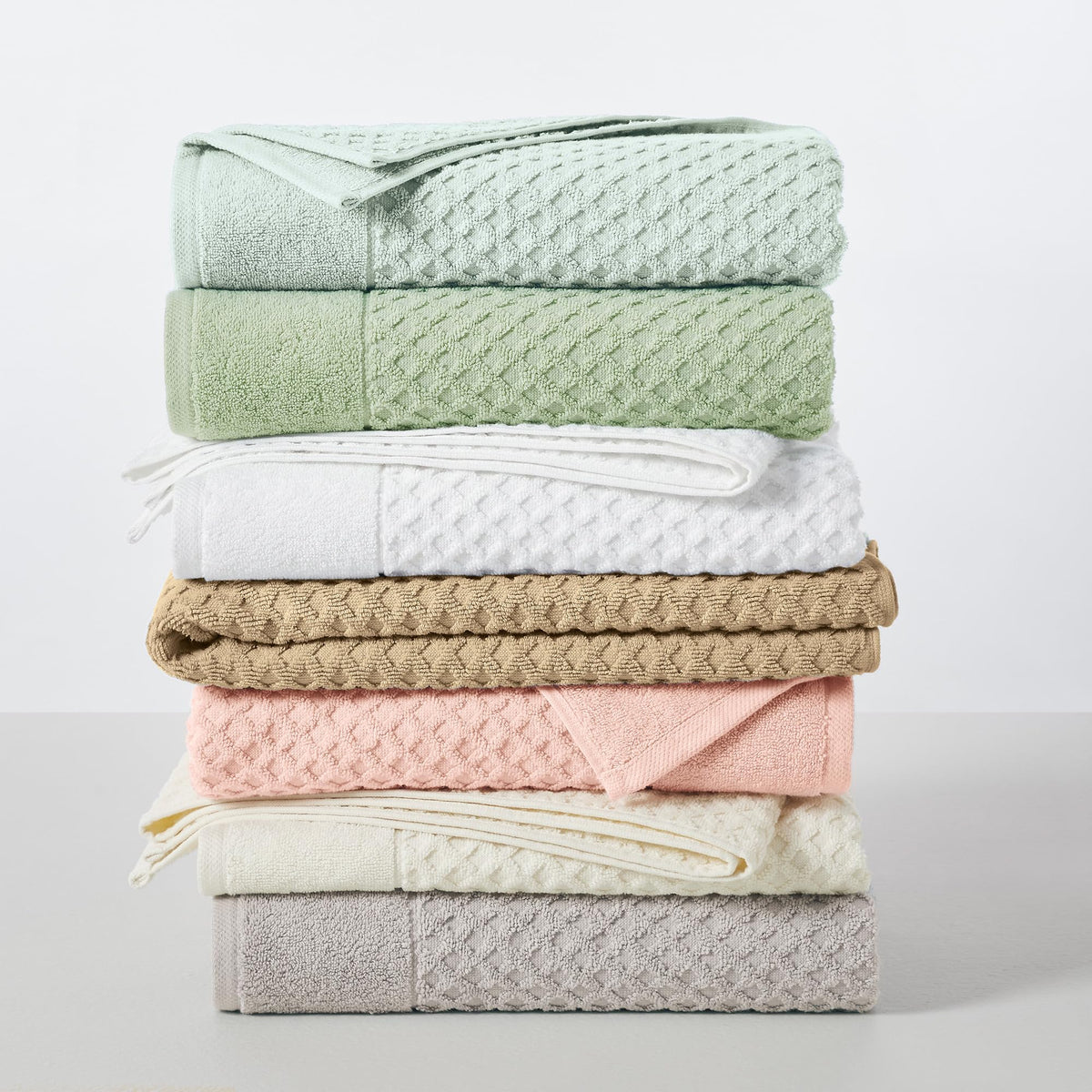 Ivory bathroom towels by Great Bay Home matching modern décor