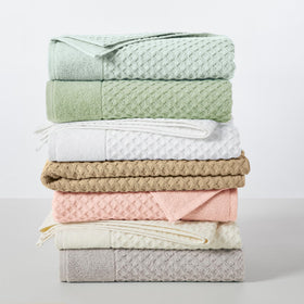 Ivory bathroom towels by Great Bay Home matching modern décor