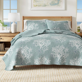 Great Bay Home coastal quilt set in ether blue bedspread with lightweight warmth.