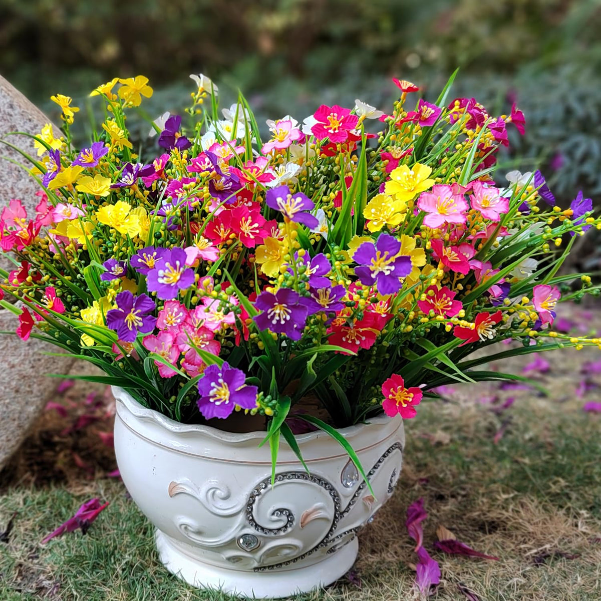 Grunyia UV-resistant plastic flowers ideal for durable outdoor displays