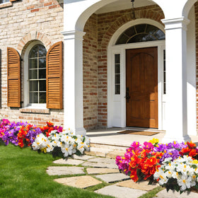Grunyia hibiscus centerpiece ideas for tropical patios and outdoor parties.