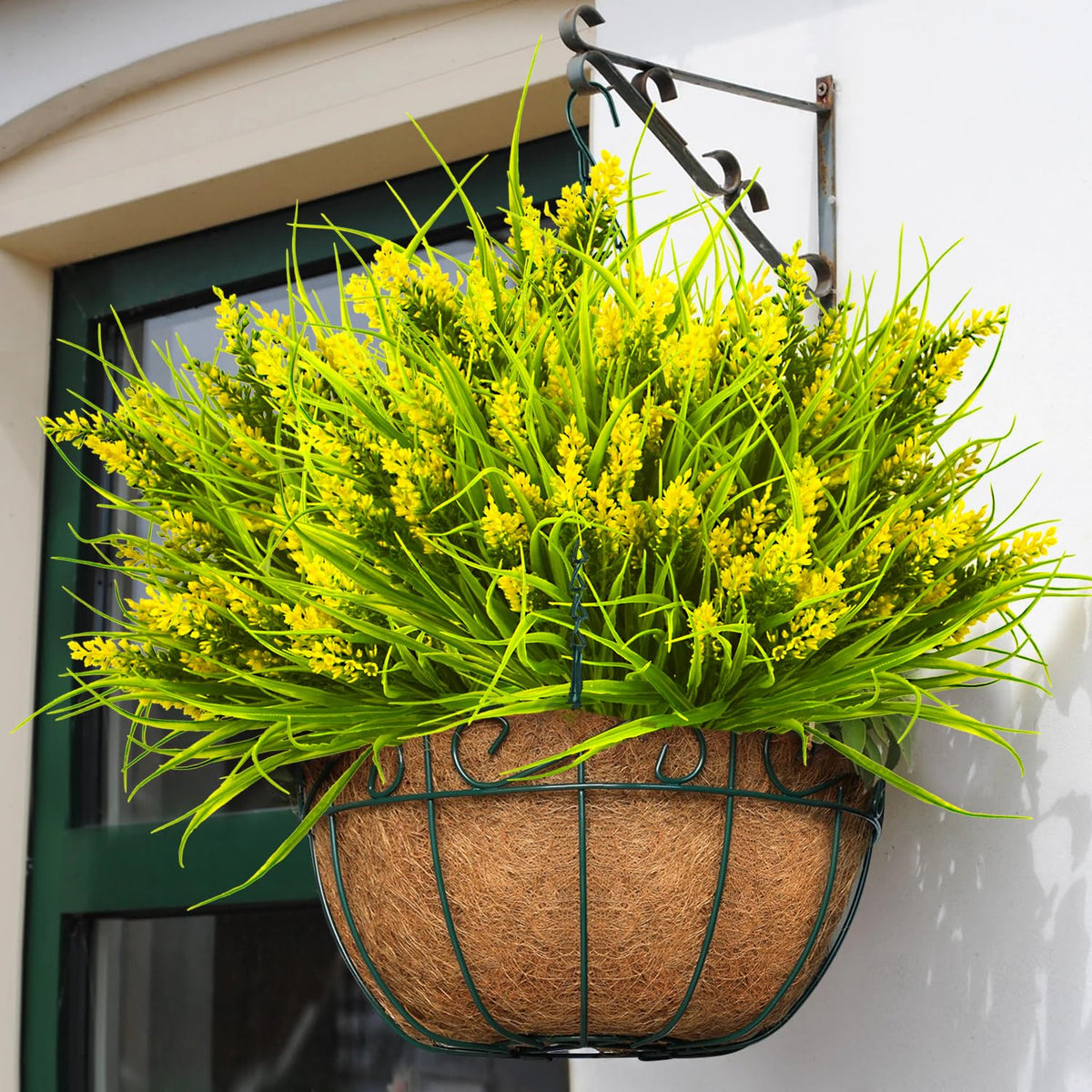 No wilting or watering needed with Grunyia faux flora for lasting beauty.