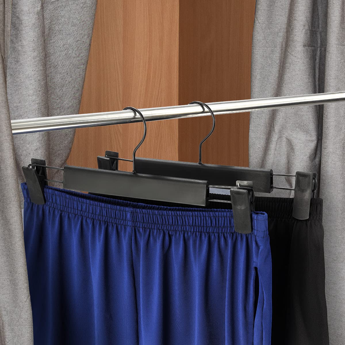 GUANJUNE 30-pack set keeps closets organized.