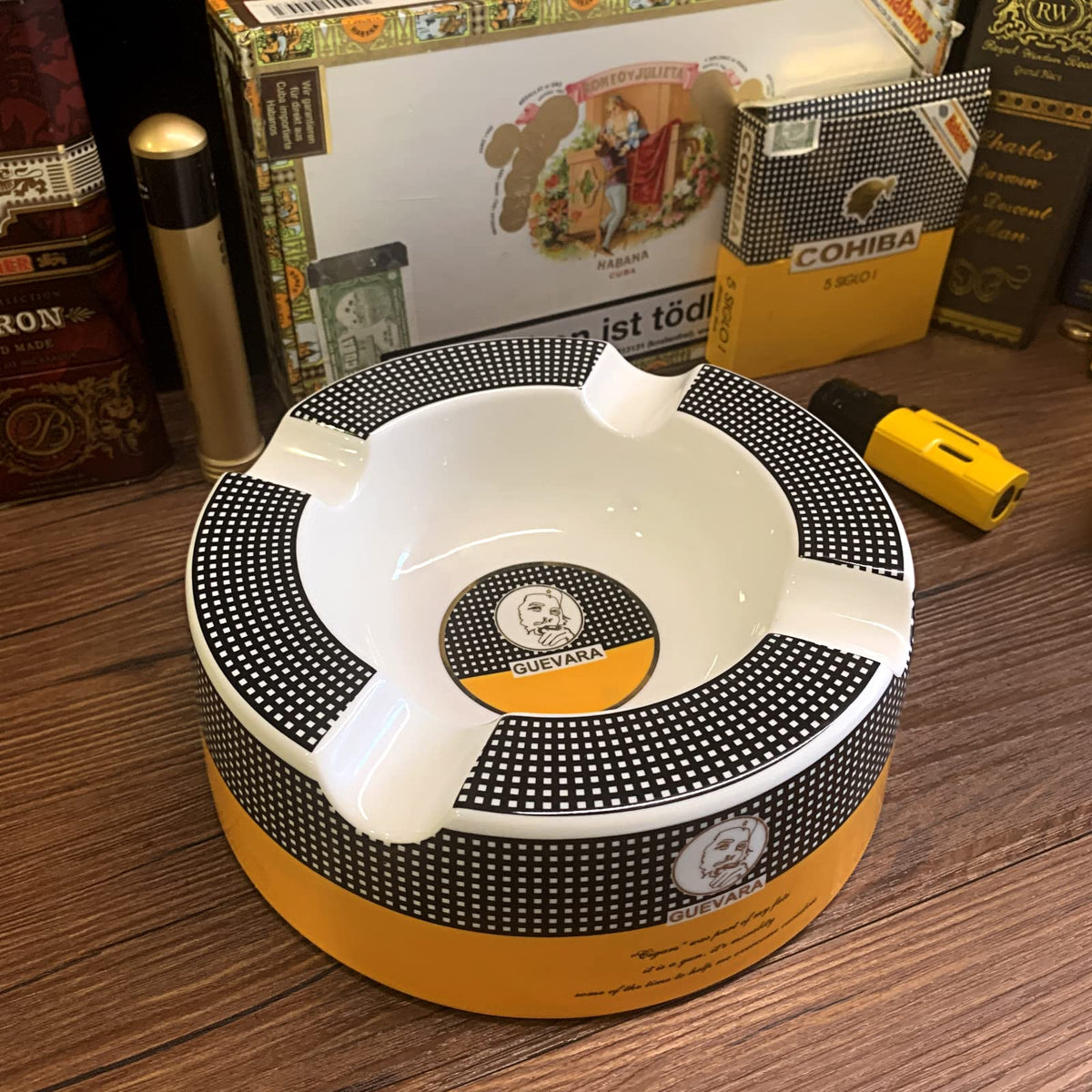 GUEVARA porcelain ashtray with four rests, easy to wipe clean.