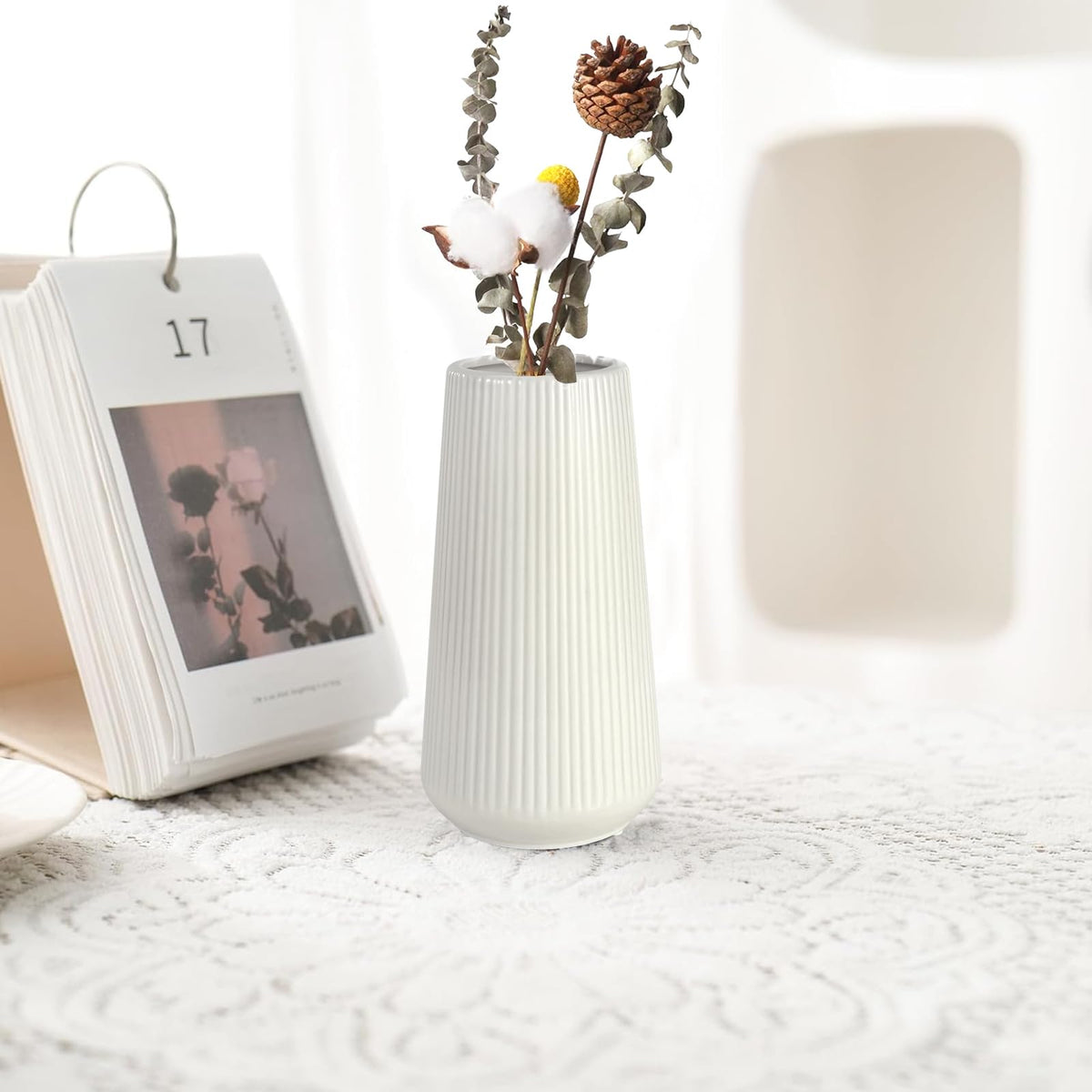 GUKJOB white ceramic vase makes a thoughtful gift for weddings and celebrations.
