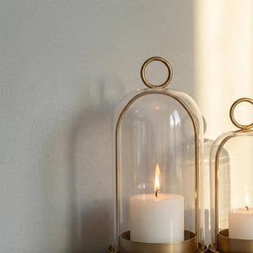 Tabletop centerpiece with GYKLE lantern creates a warm candlelit focal point.