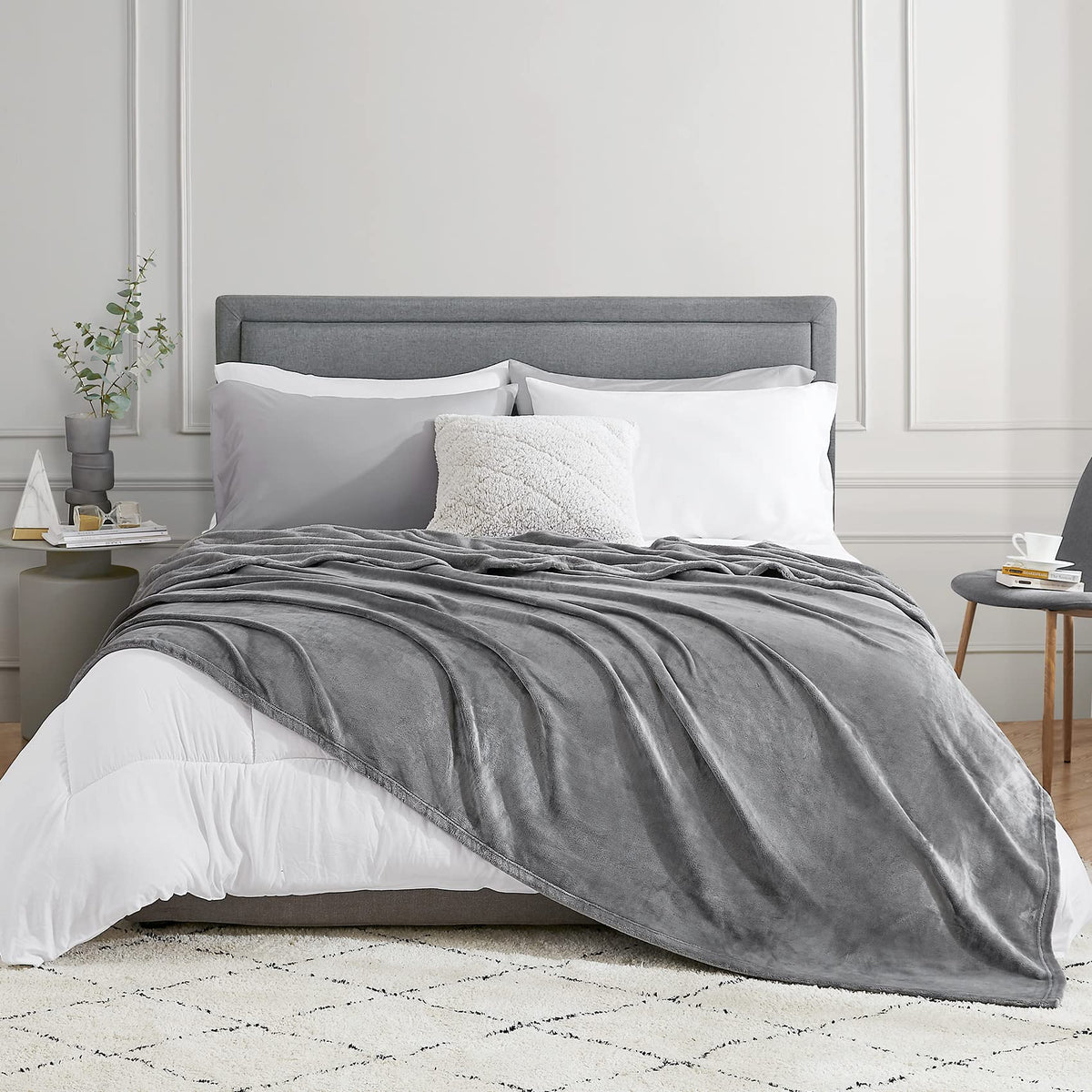 Hanssleep lifetime guarantee badge with cozy king-size blanket