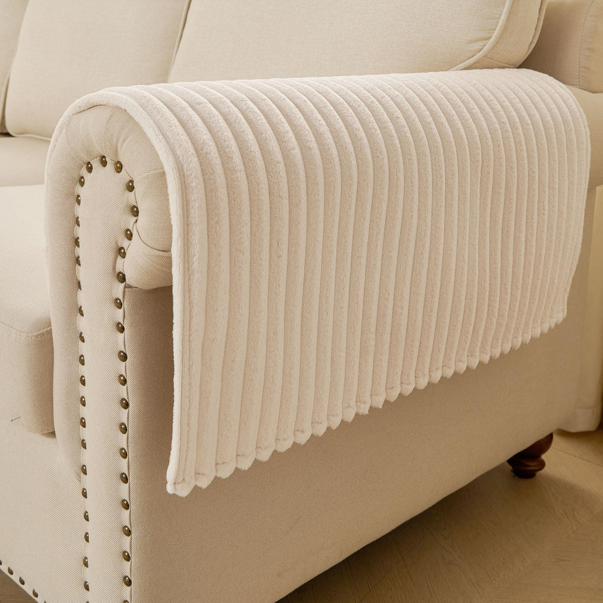 HAOMAIJIA faux fur pet couch cover adding soft comfort to living room.