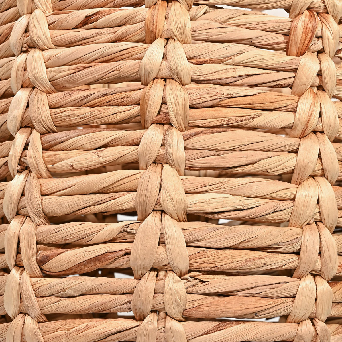 Illustration of the basket dimensions for versatile storage in different rooms.