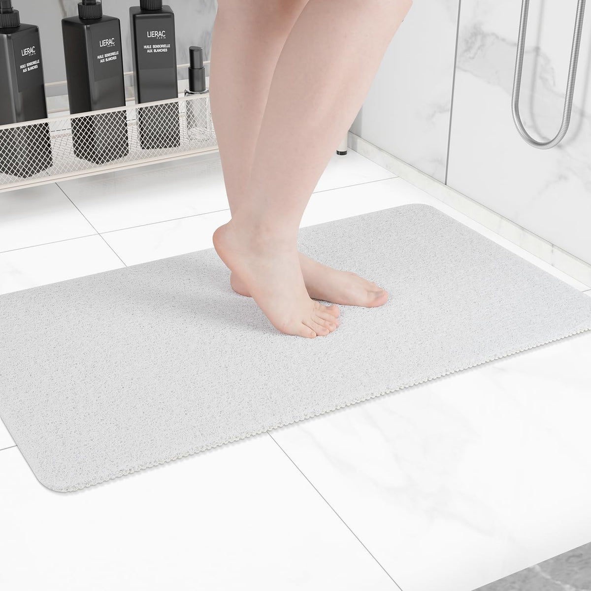 Hargiis non-slip bathtub mat with checkered backing for safer, slip-free baths.