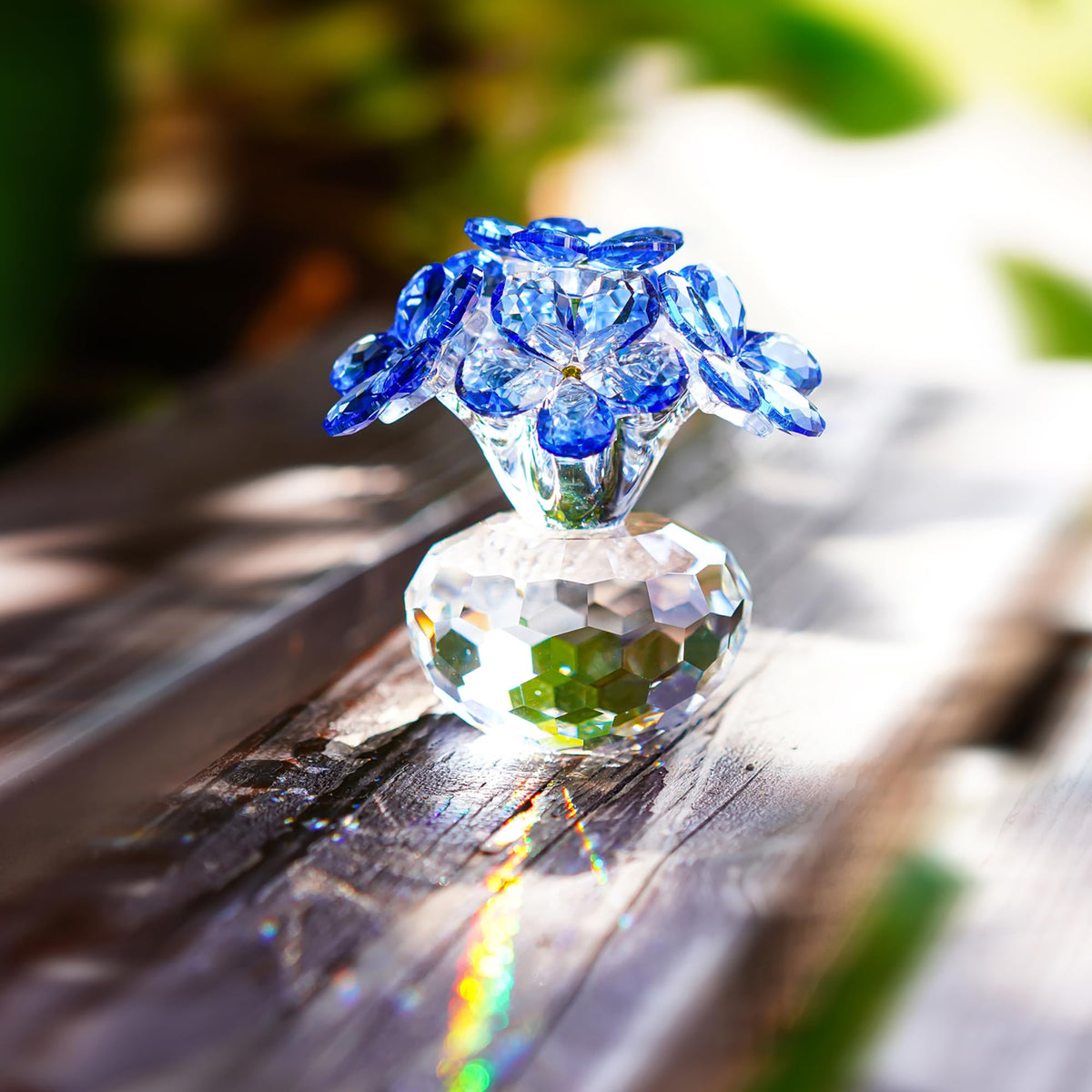 H&D HYALINE & DORA glass base round-cut detail highlights elegant display.